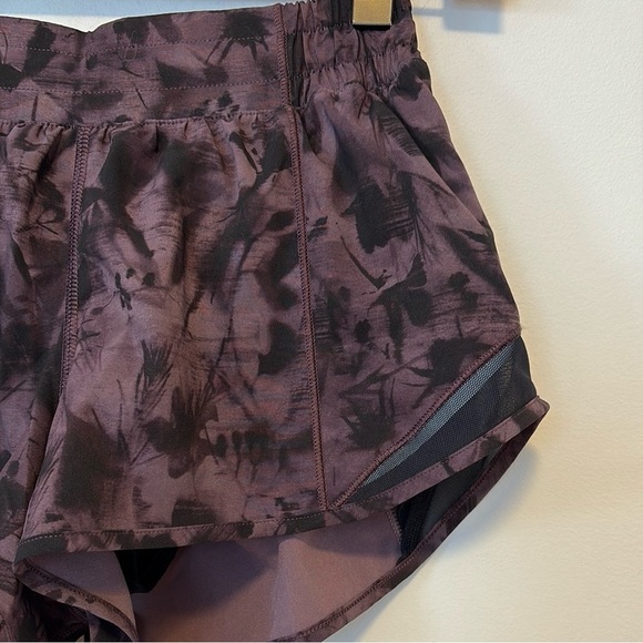 Lululemon Hotty Hot Short || *2.5" ,  sz : 4 - Picture 6 of 9